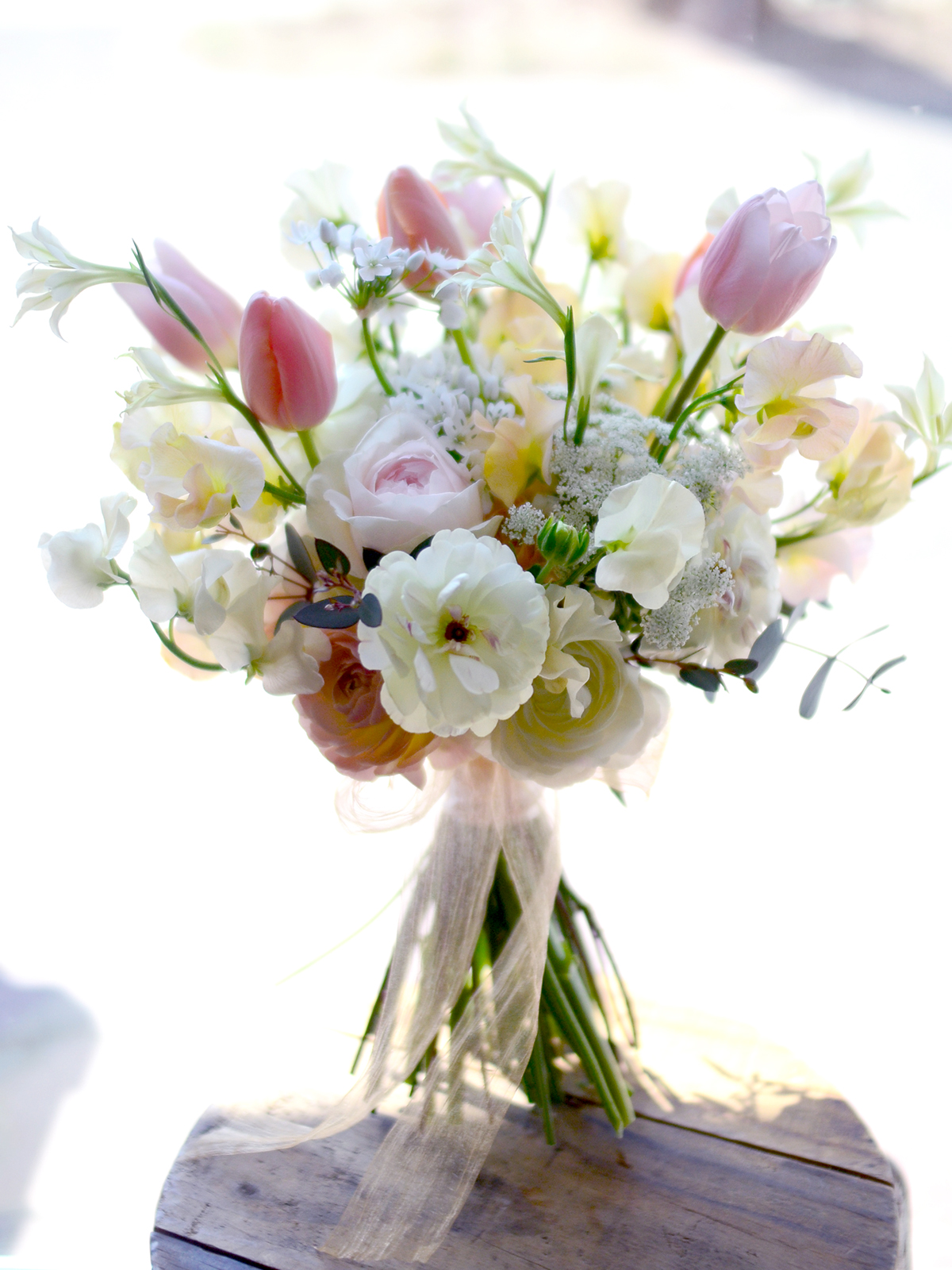 春のお花のクラッチブーケ・ブートニア　C