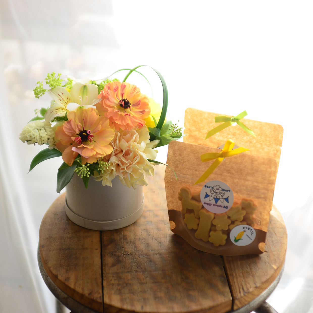 ペットの無添加おやつとミニアレンジメントセット